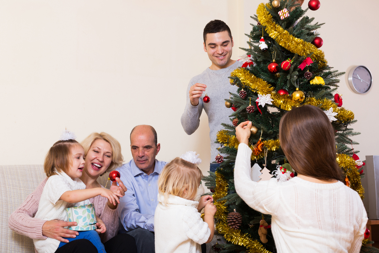 familia in jurul bradului de Craciun