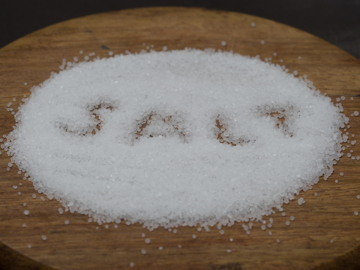 sare pe un platou de lemn