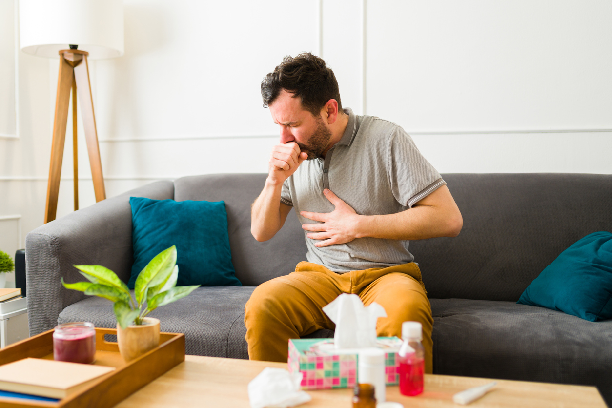 Bărbat caucazian bolnav cu tuse și răceală