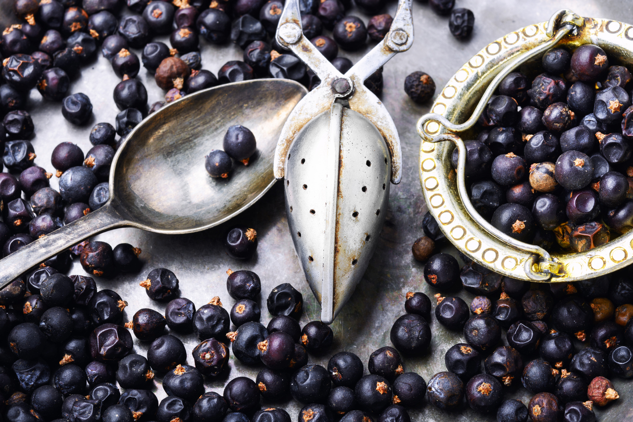 Grămadă de boabe uscate de ienupăr...