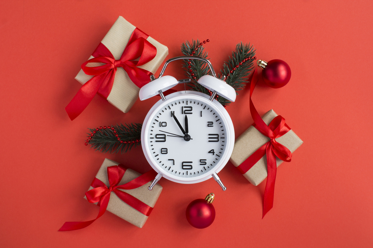 ceas alb mcanic in mijlocul cadourilor de craciun
