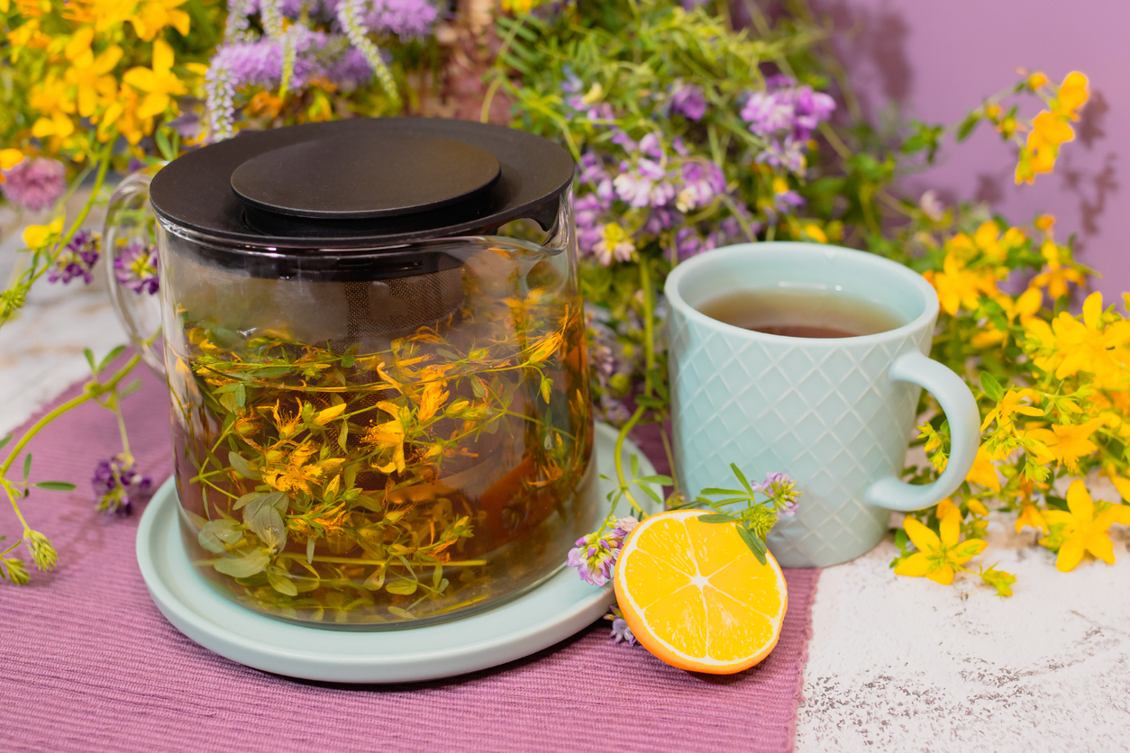 infuzor si cana cu ceai de sunatoare