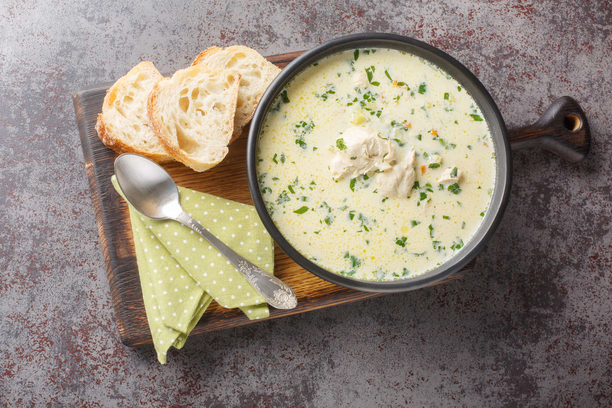 Ciorbă românească de pui Ciorba Rădăuteană cu legume și smântână în farfurie