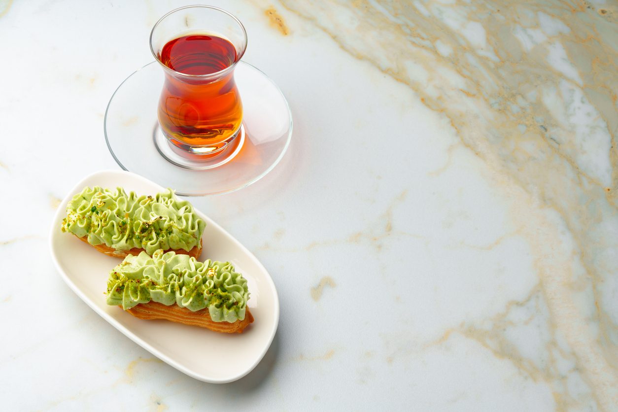 ecler cu glazură de fistic pe farfurie albă