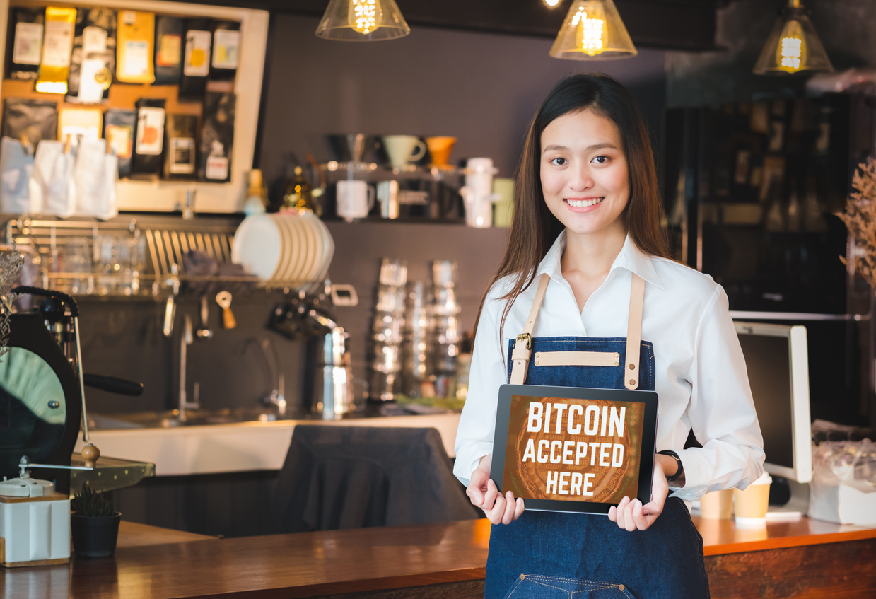 barista care deține tableta și arătați bitcoin acceptat aici pe ecranul tabletei