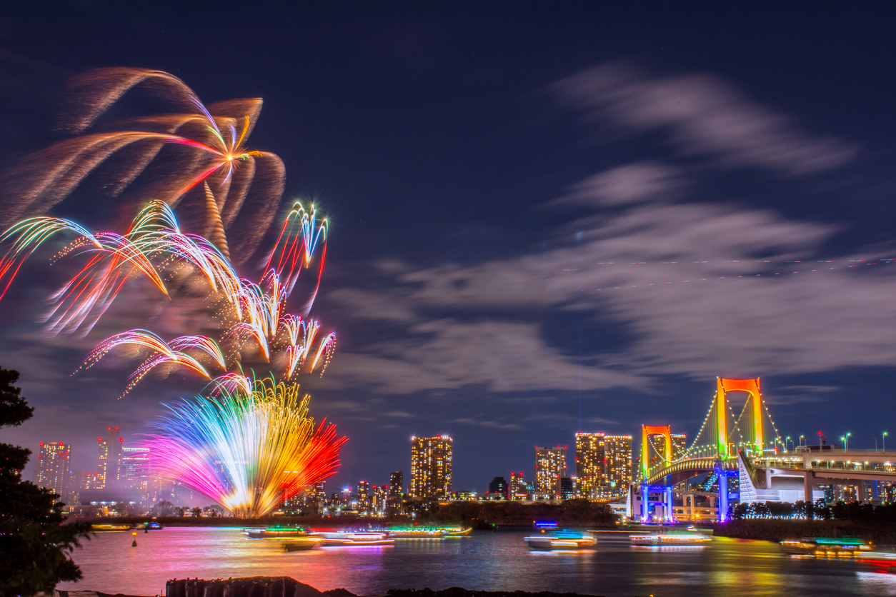 Odaiba, Tokyo, Focuri de artificii frumoase și colorate, cu pod curcubeu și vedere de noapte la orașul Tokyo