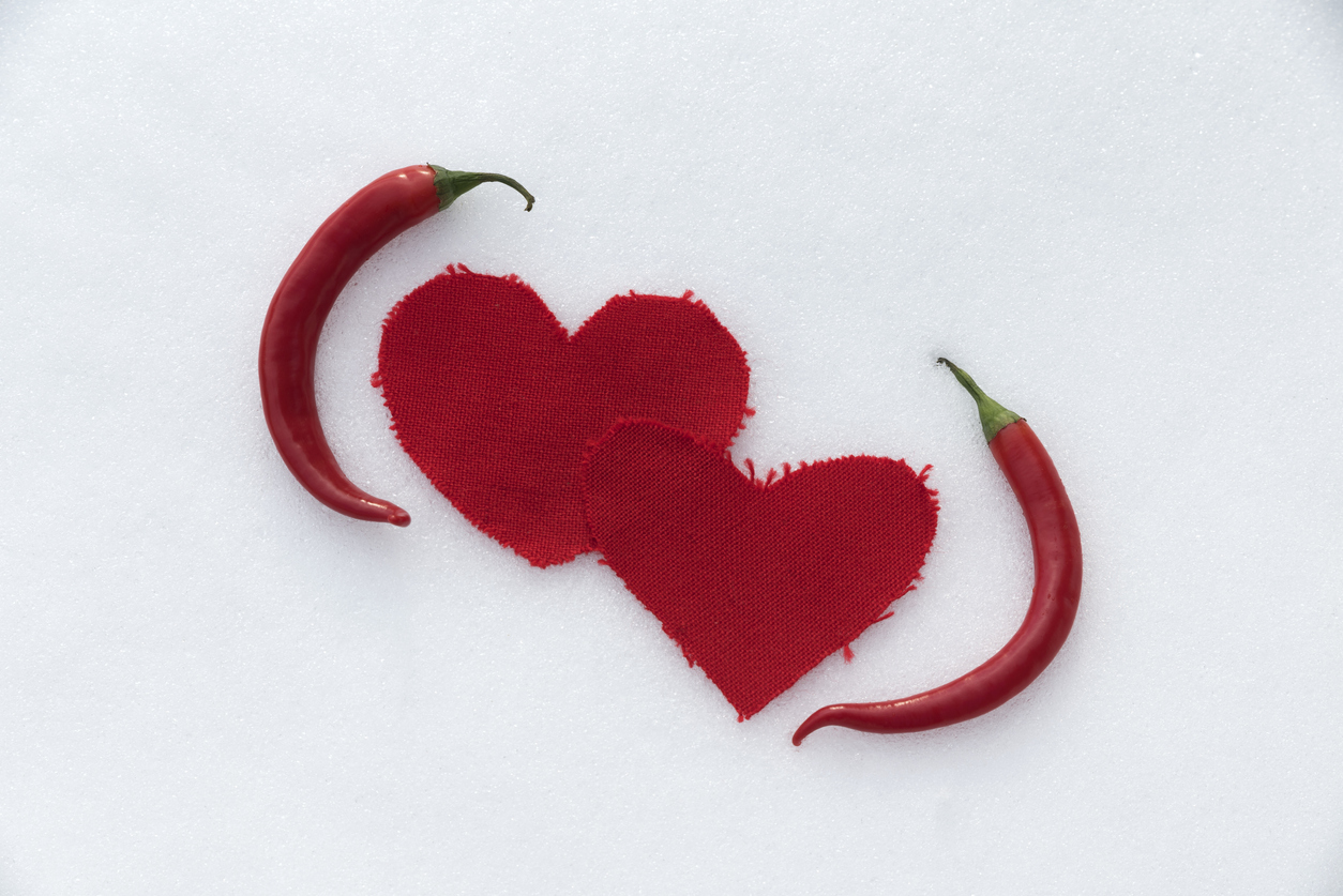 ardei iuti rosii si 2 inimi