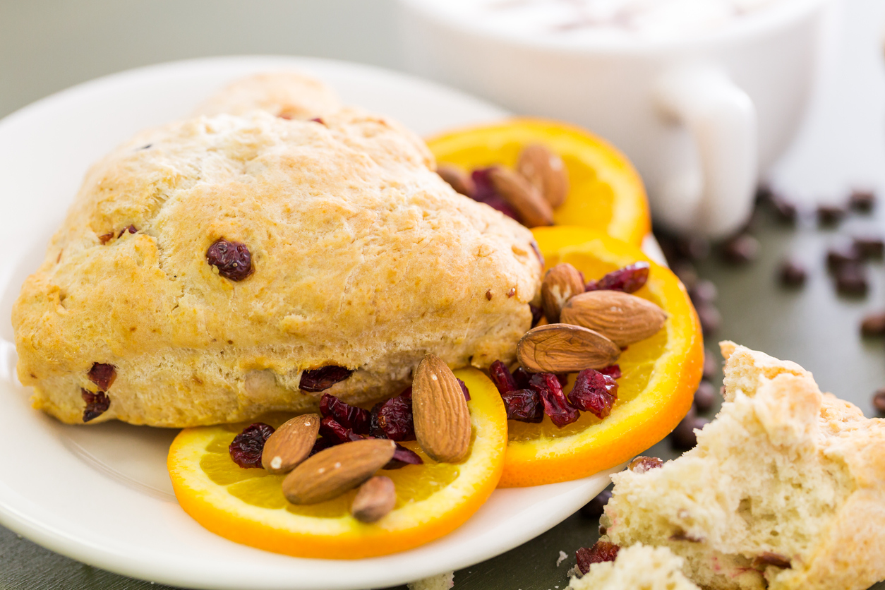 farfurie cu un fursec, felii de portocale si migdale