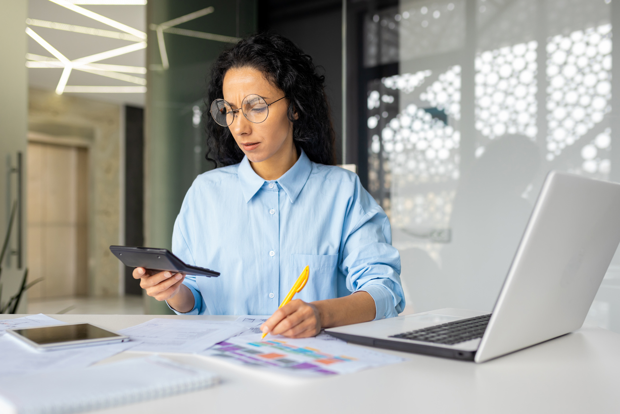 femeie care-si gestioneaza datoriile personale