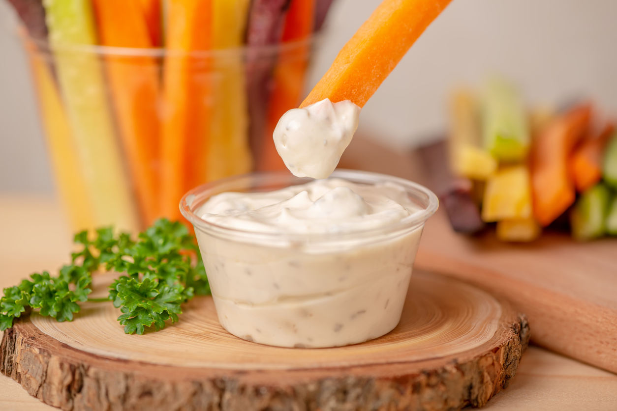 Morcovi colorati si castraveti legume julienned cu baie de smantana pe tabla de lemn