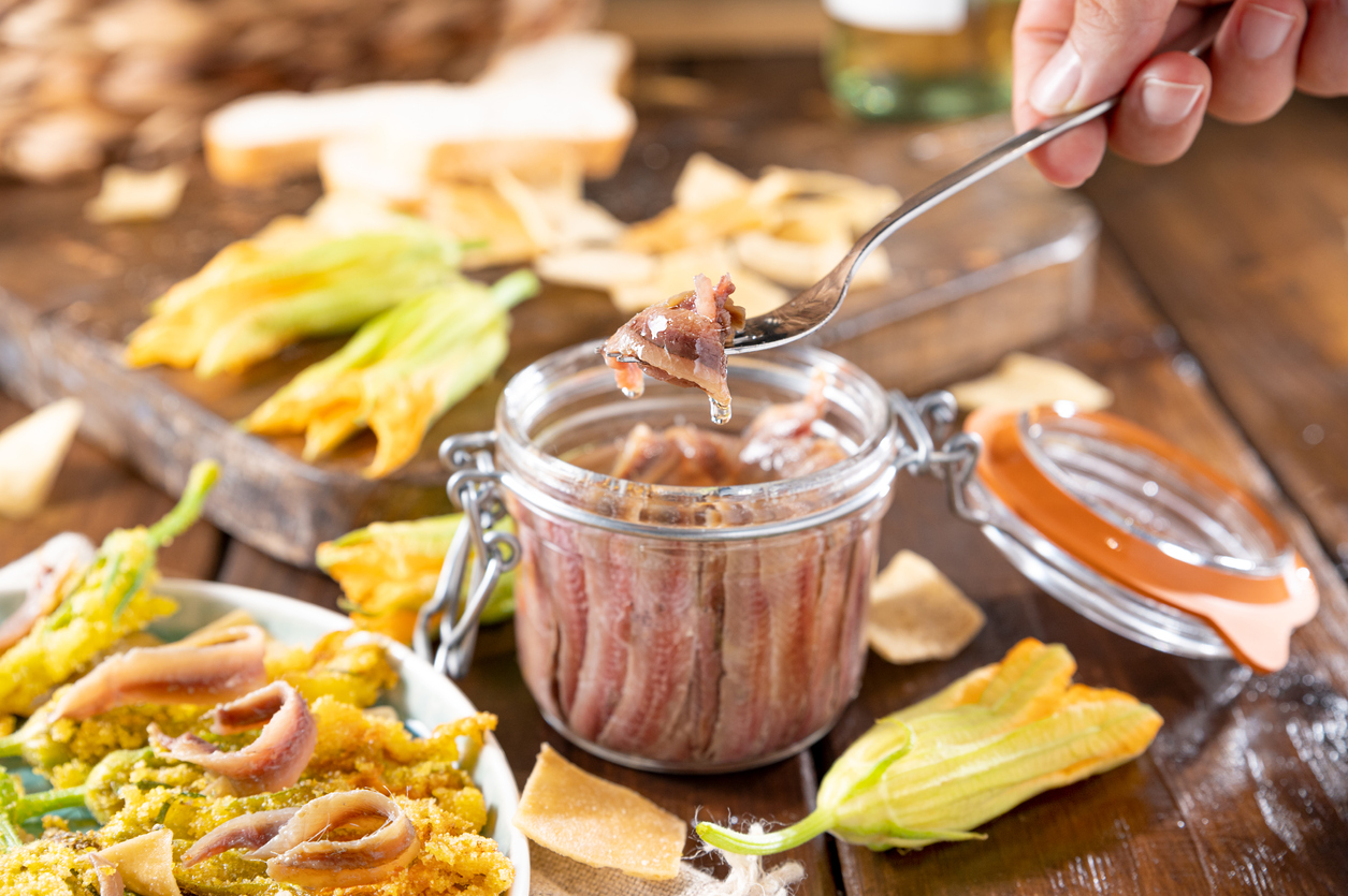 ansoa într-un borcan, pe un fundal rustic din lemn. Mancare traditionala italiana din sudul Italiei si Sardiniei.