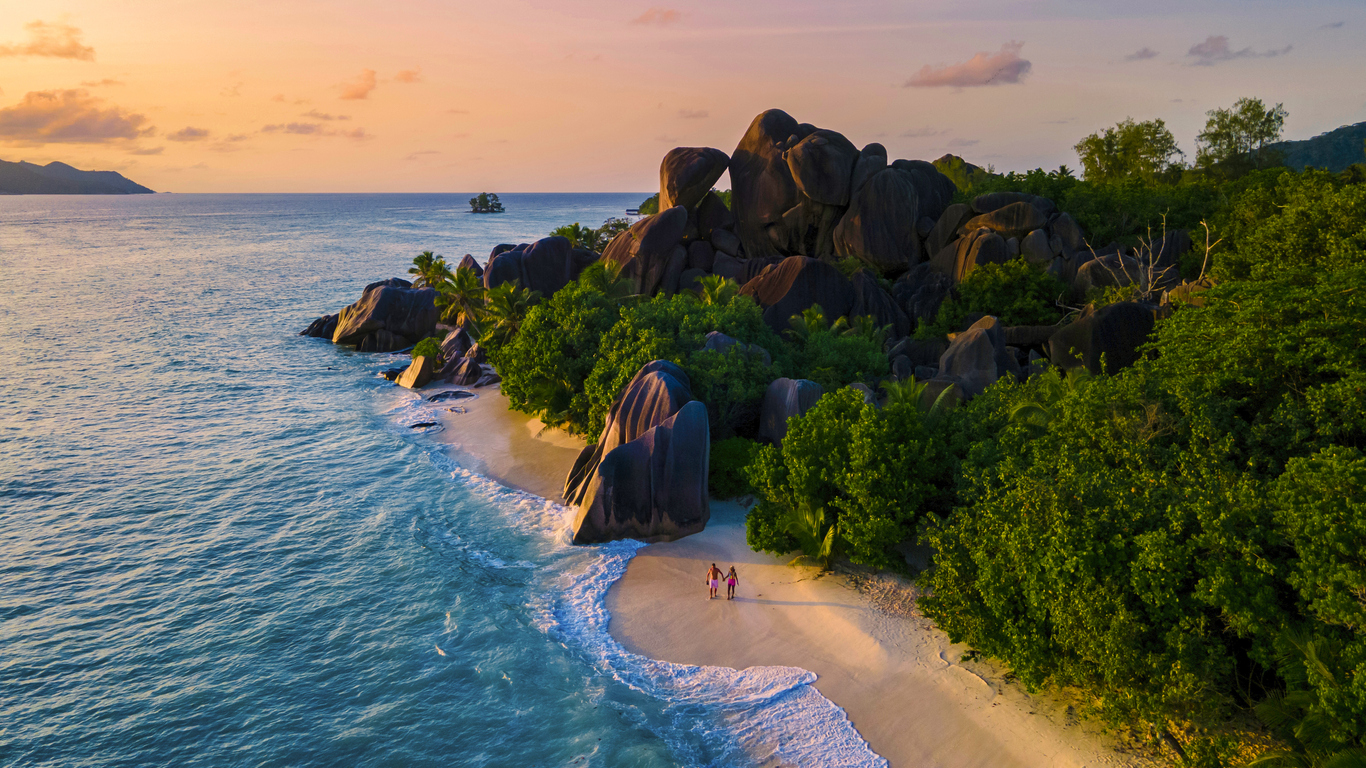 Anse Source d'Argent, La Digue Seychelles, tineri bărbați și femei de cuplu pe o plajă tropicală