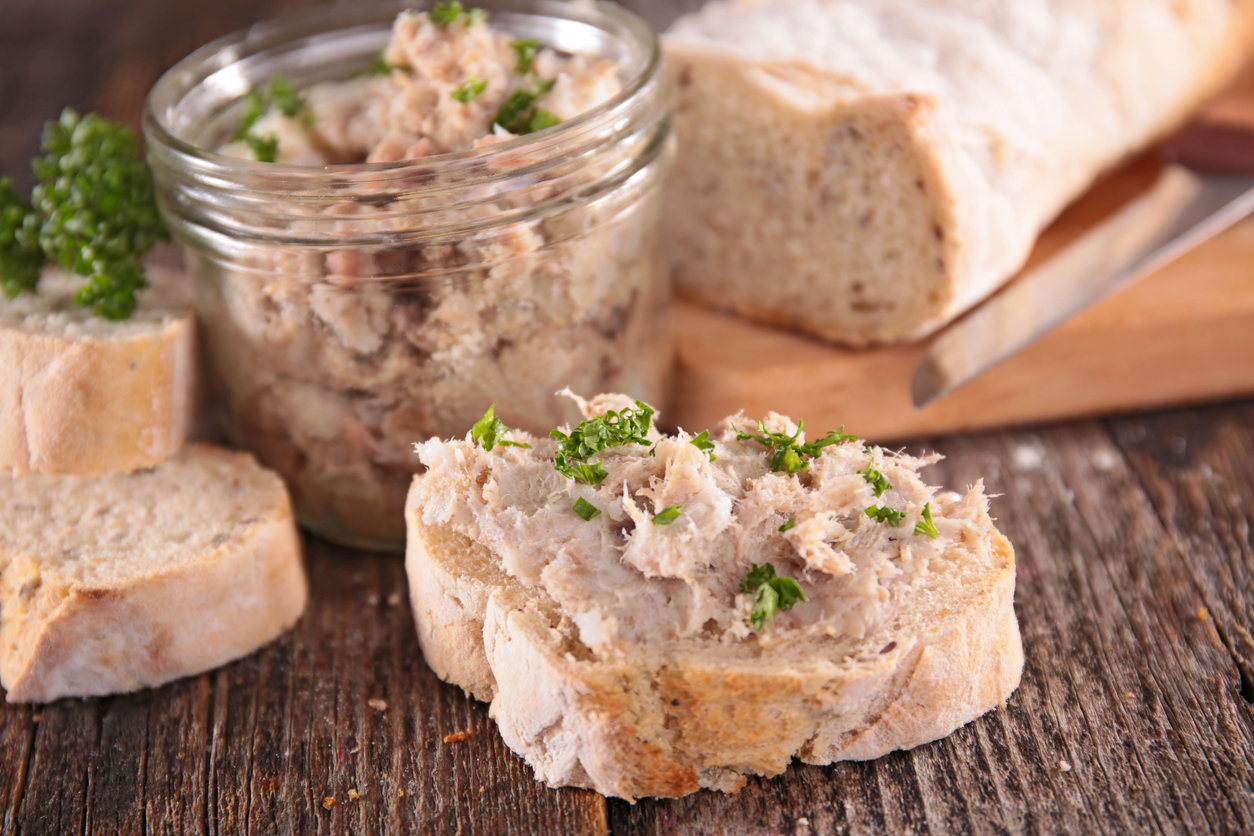 rillettes pe paine prajita si intr-un borcan