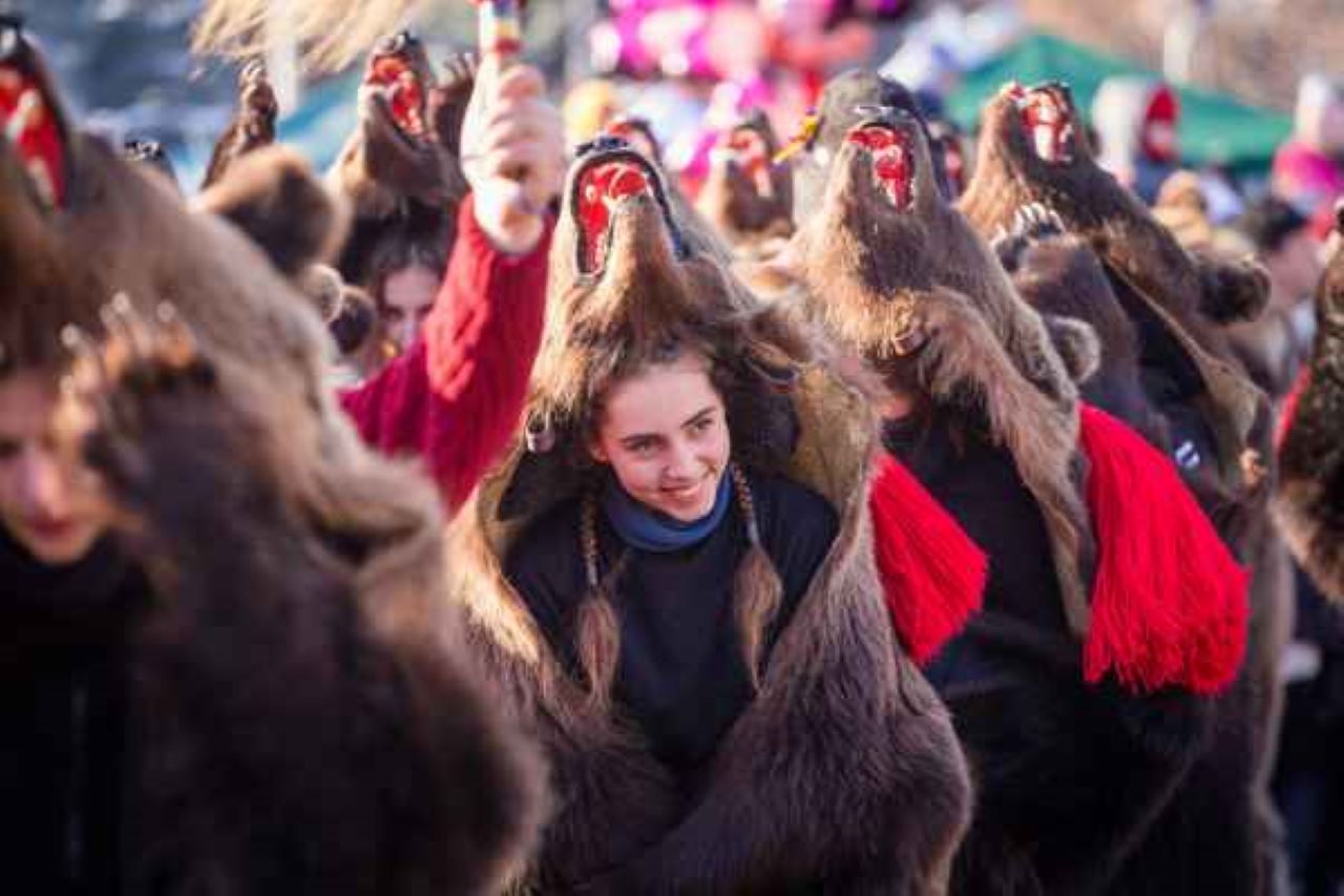 copii costumati in urs