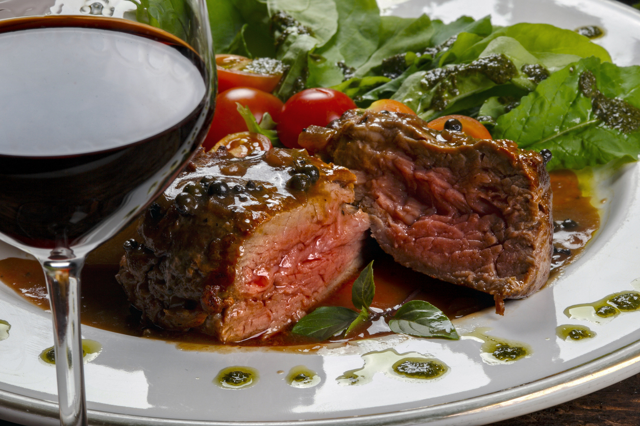 Filet mignon sos de vin rosu