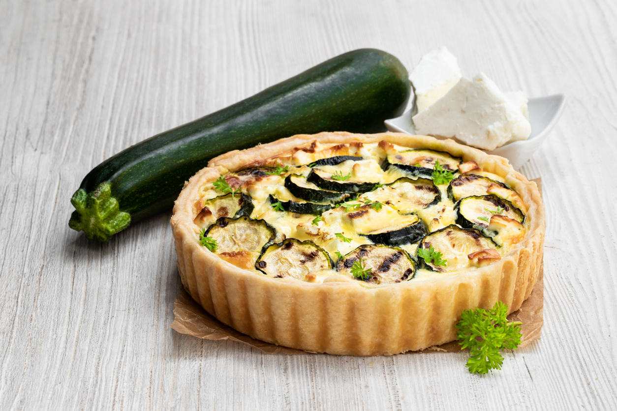 tarta cu dovlecei si ricota, un dovlecel si o bucata de branza