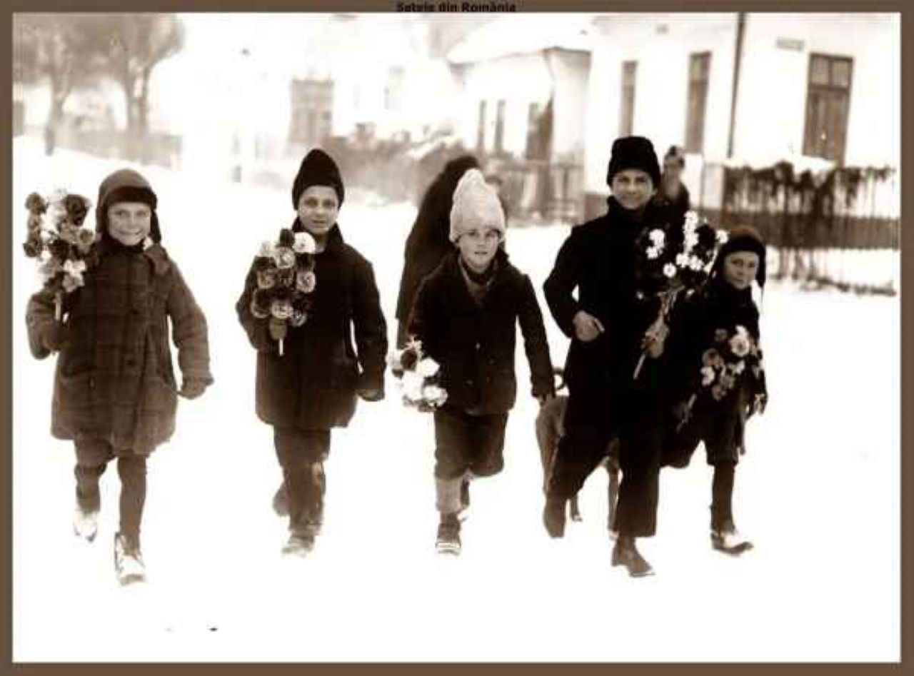 poza veche, alb negru cu copii cu sorcova