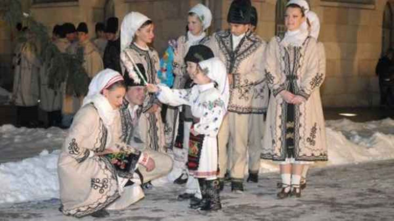 copii si adulti in costume populare care pastreaza traditia sorcovei