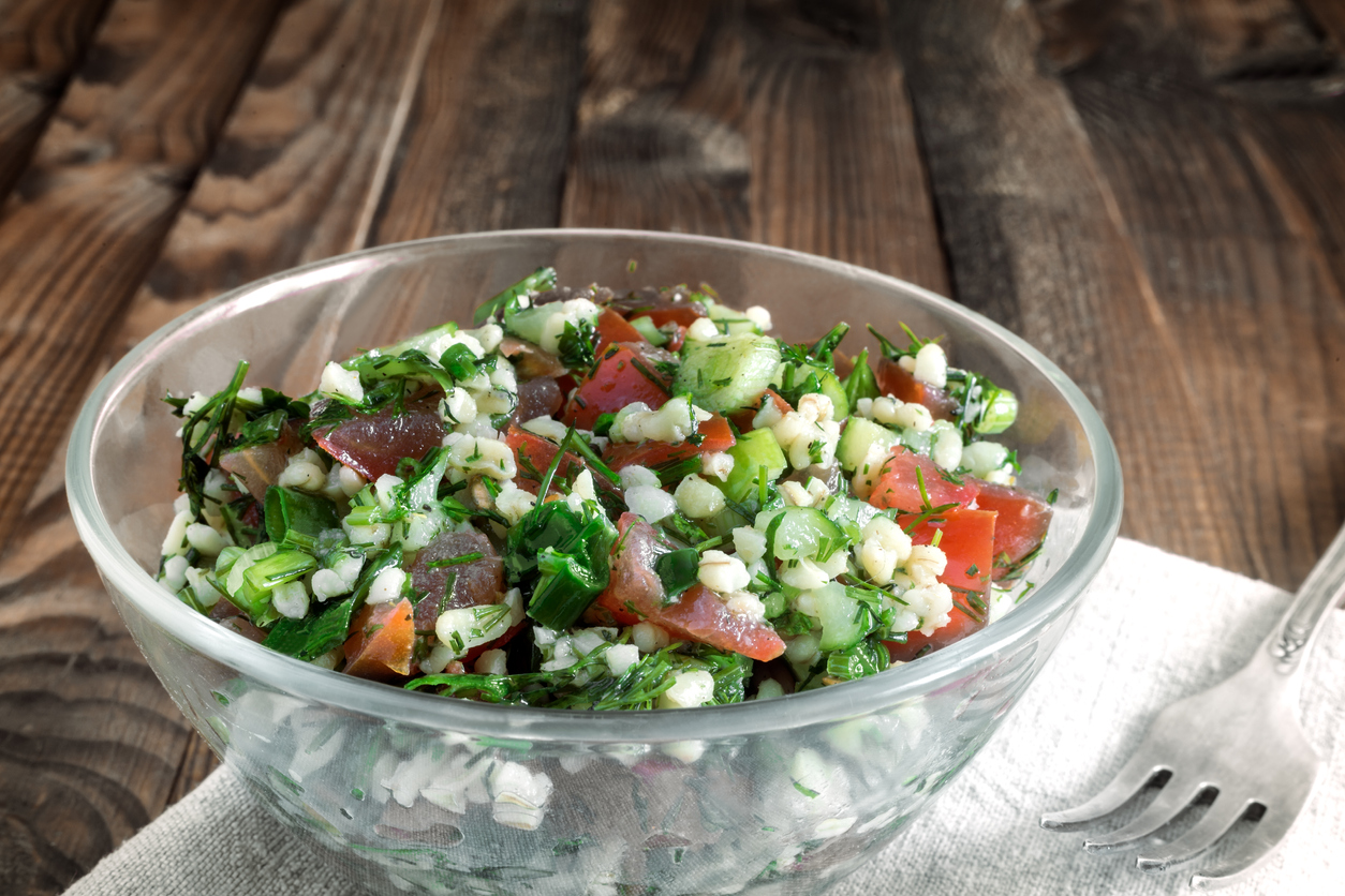 Salata Tabule - un fel de mâncare comună din bucătăria arabă.