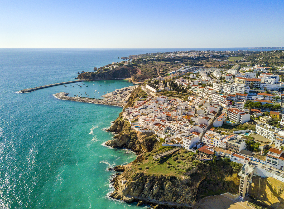 Vedere aeriană a portului și stâncilor din Albufeira, Algarve, Portugalia.