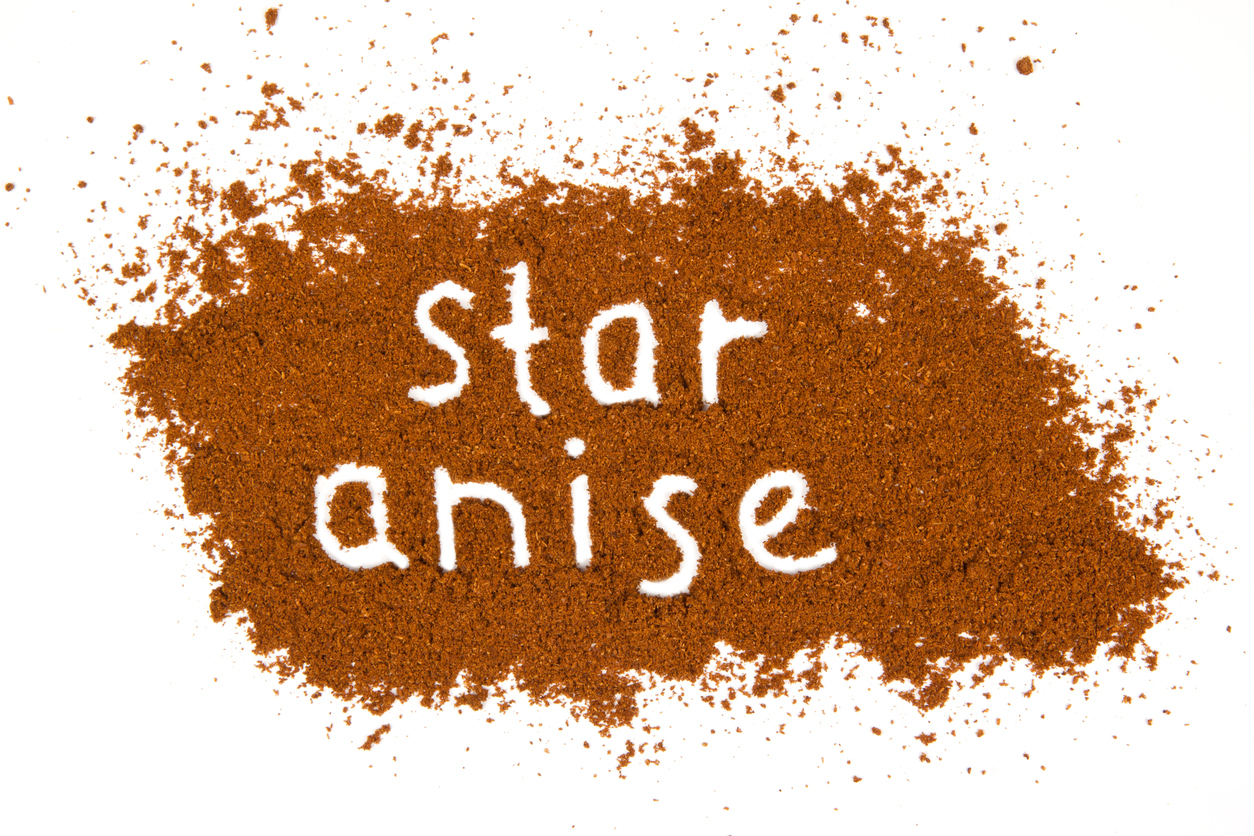 anason pudra imprastiat pe o masa