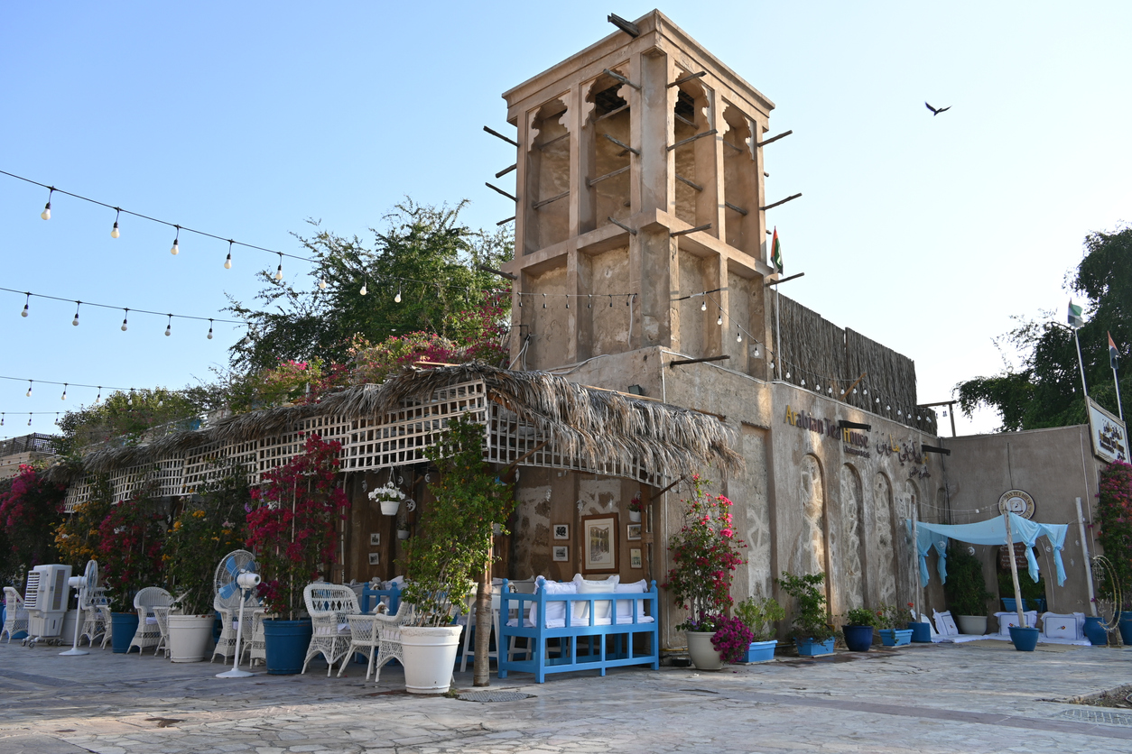 Exteriorul restaurantului Arabian Tea House din Deira, un cartier istoric semnificativ din Dubai,