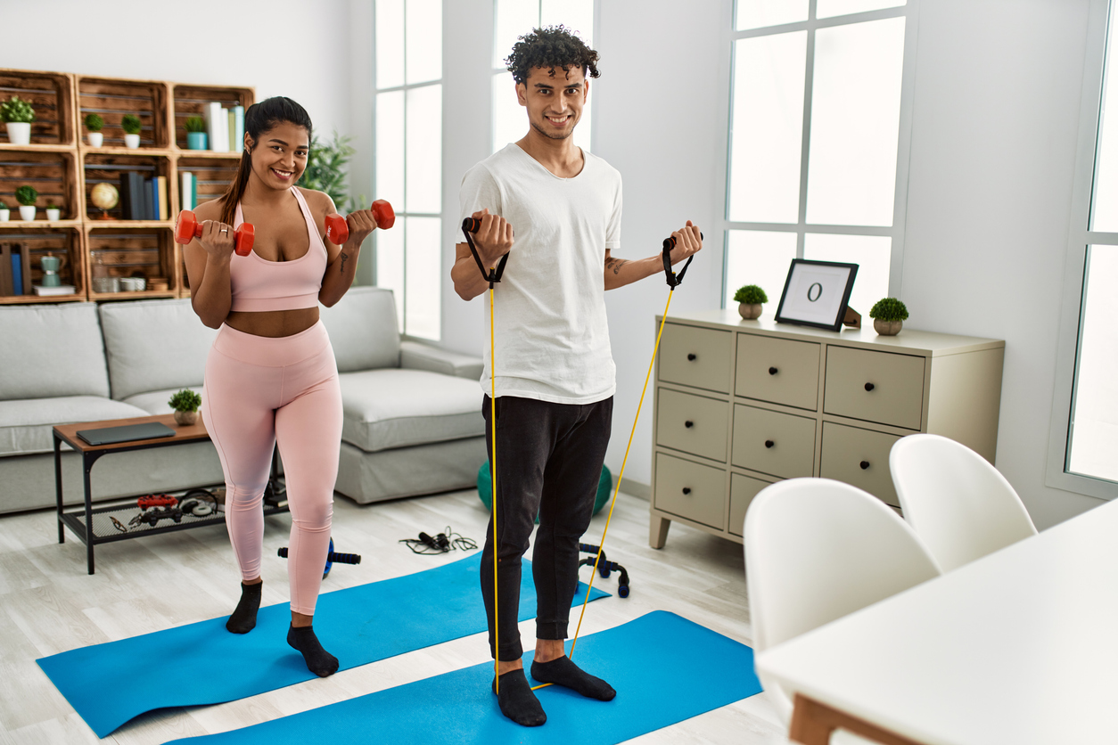 tanar cuplu care face exercitii fizice acasa