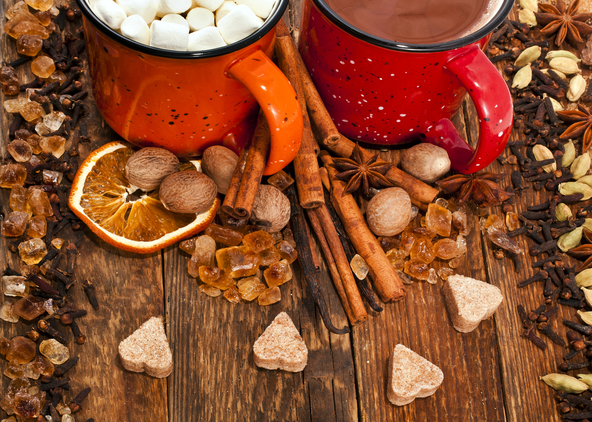 Cafea și bezele în cești cu o varietate de condimente cu inimi de portocale, scorțișoară, nucșoară și zahăr