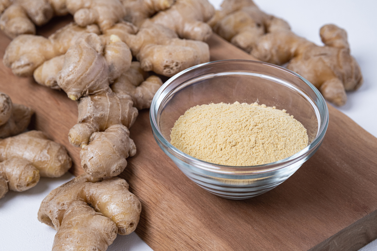 bol cu ghimbir pudra si radacini proaspete de ghimbir