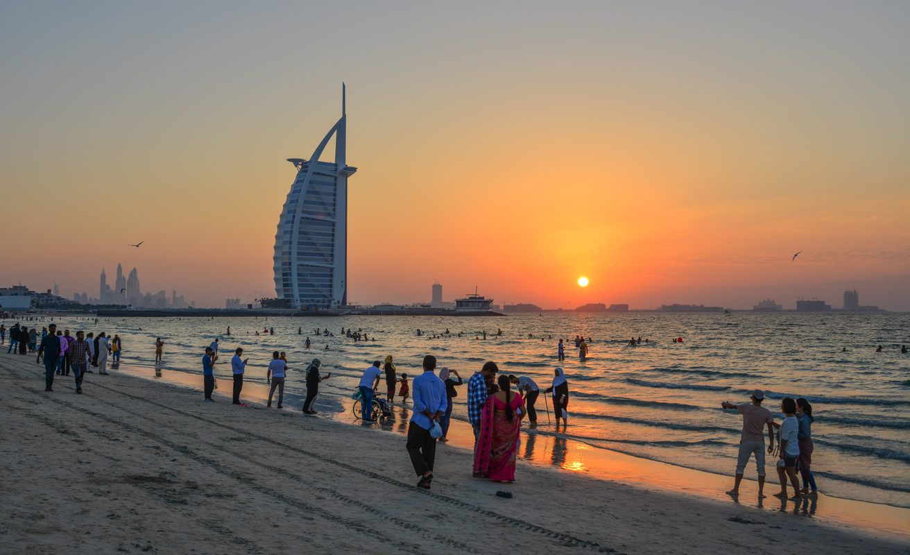 Hotel Burj Al Arab cu plaja la apus