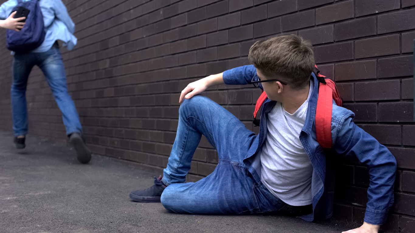 Băiat lovit cu pumnul, privind huliganul fugind, agresiunile și furtul de la școală