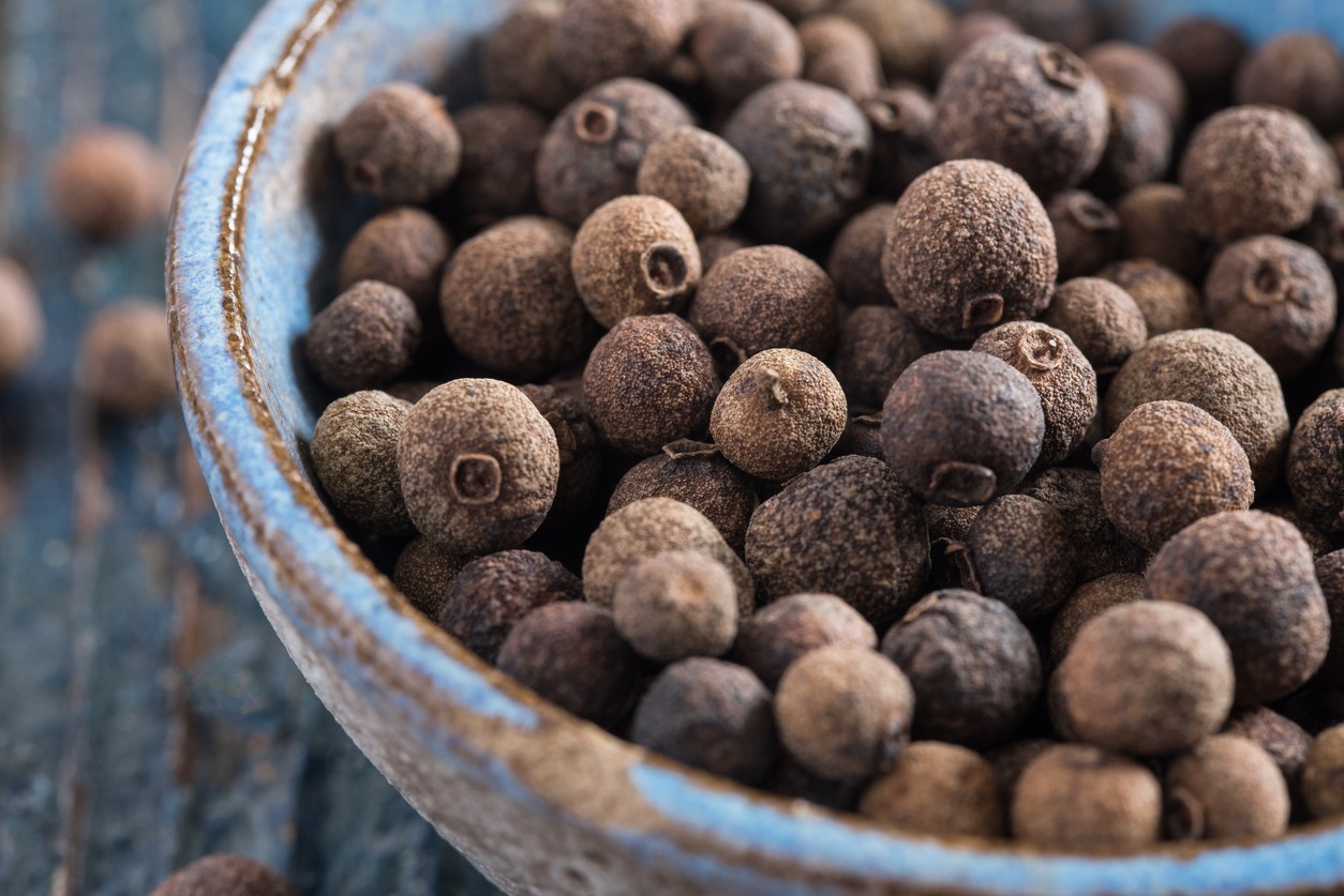 Ienibahar întreg într-un castron