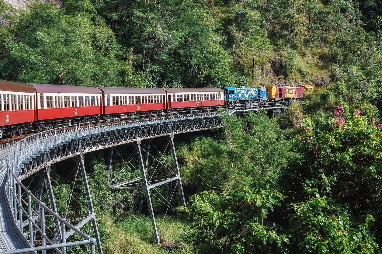 Kuranda tren luând o curbă în Queensland, Australia.
