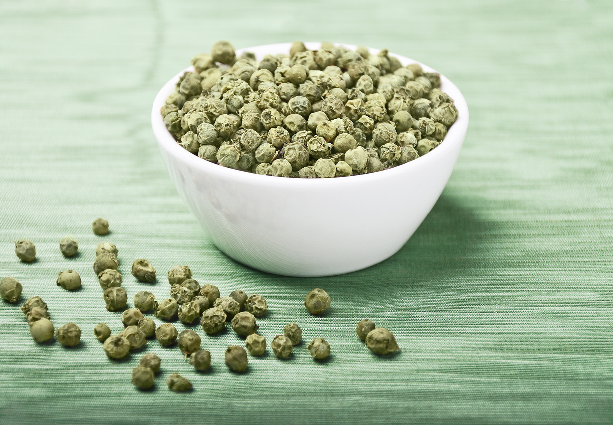 bol cu piper verde pe o suprafata albastra