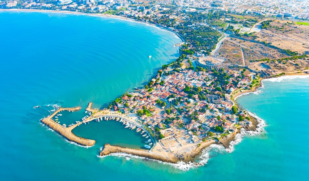 Vedere din drona a orasului Side din Turcia