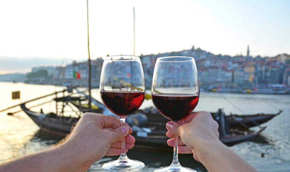 tineri care cocnesc un pahar de vin de porto n inima Portugaliei