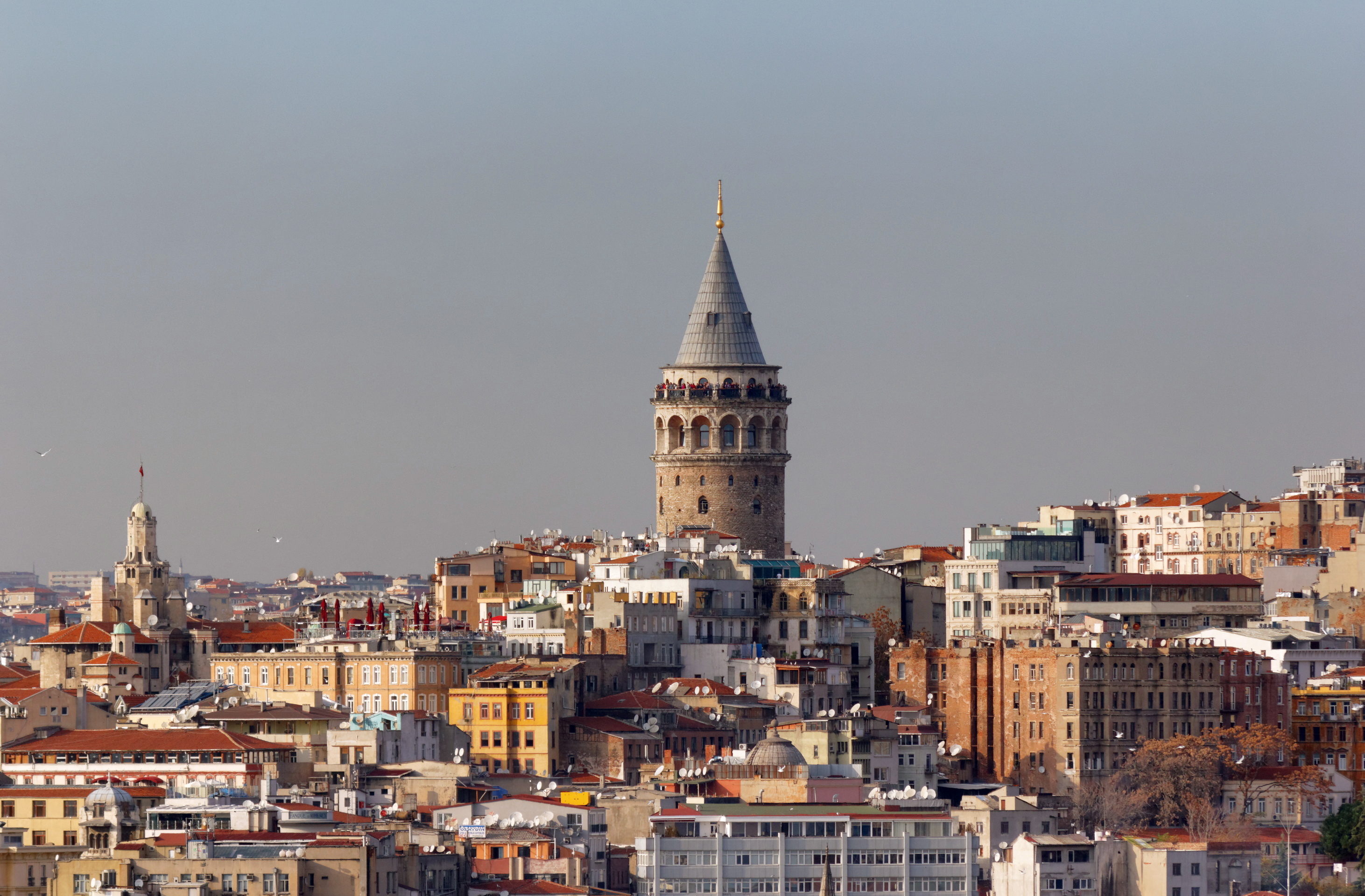 vedere panoramica a orasului Istanbul cu Turnul Galata central