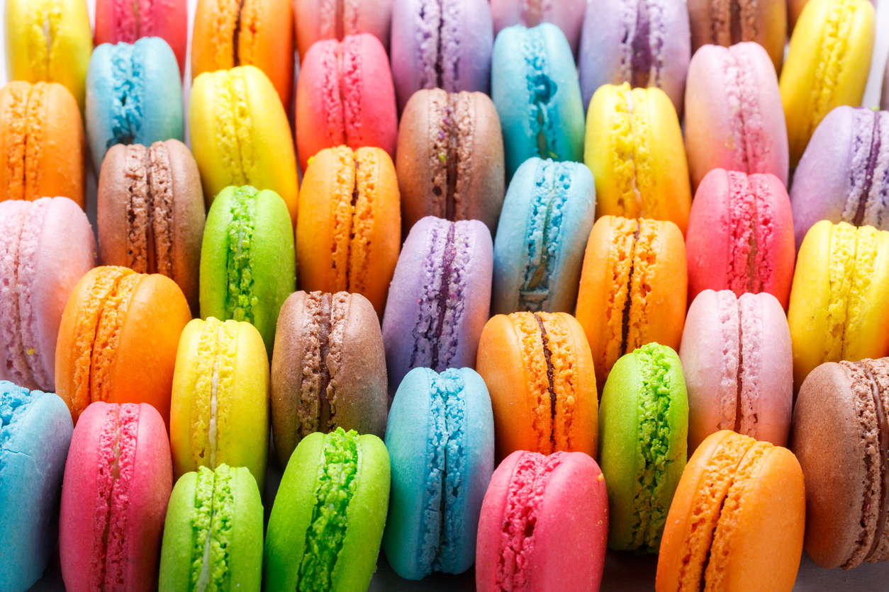 prajituri macarons colorate