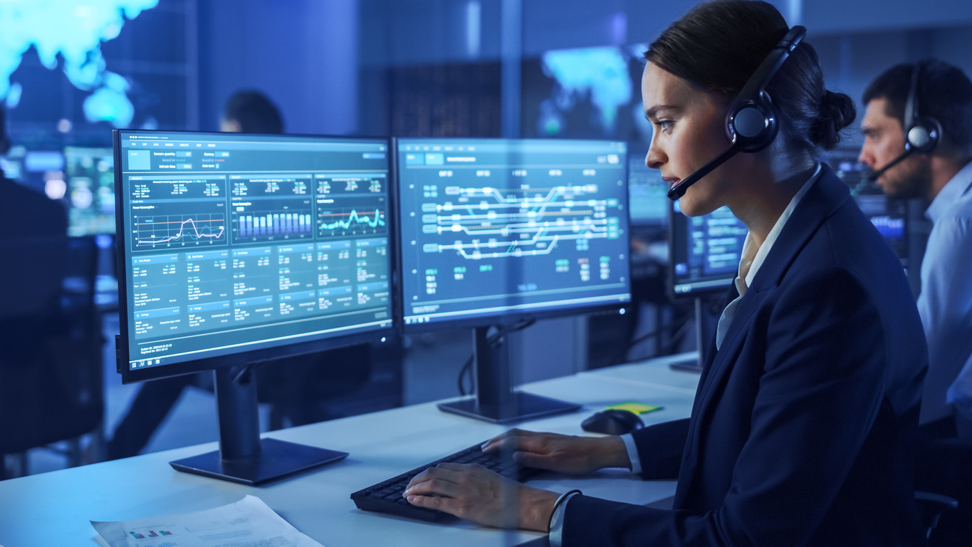 femeie care lucreaza la computer in domeniul de analiza de date