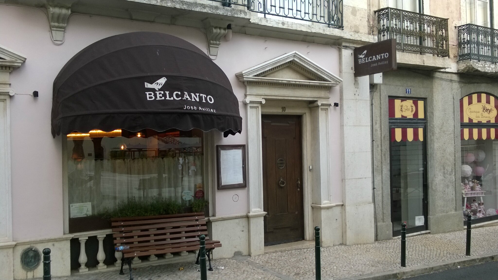 Angjatii in fata restaurantului Belcanto Lisabona