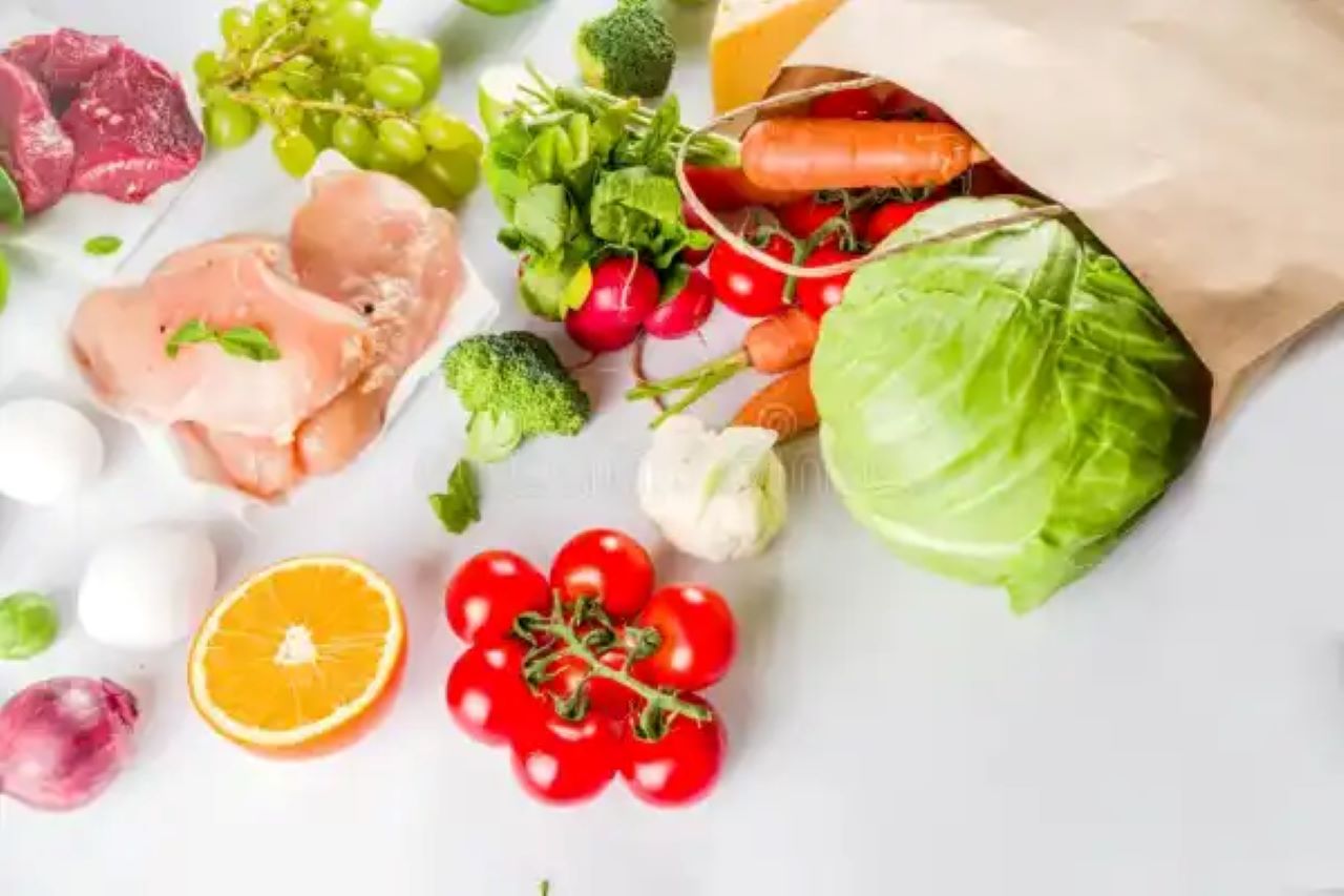 punga de hartie cu legume, carne si fructe