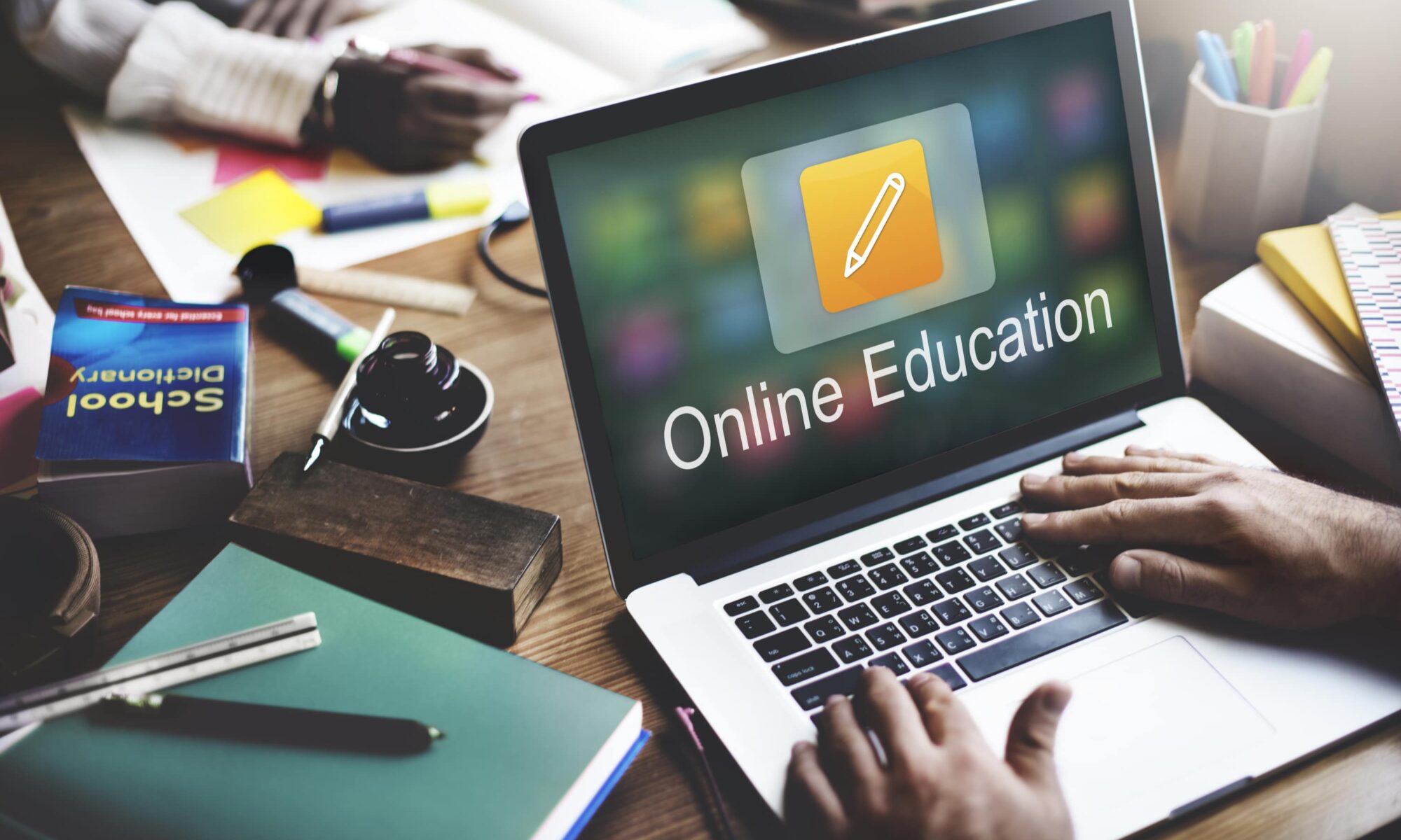 laptop ce afiseaza mesajul online education