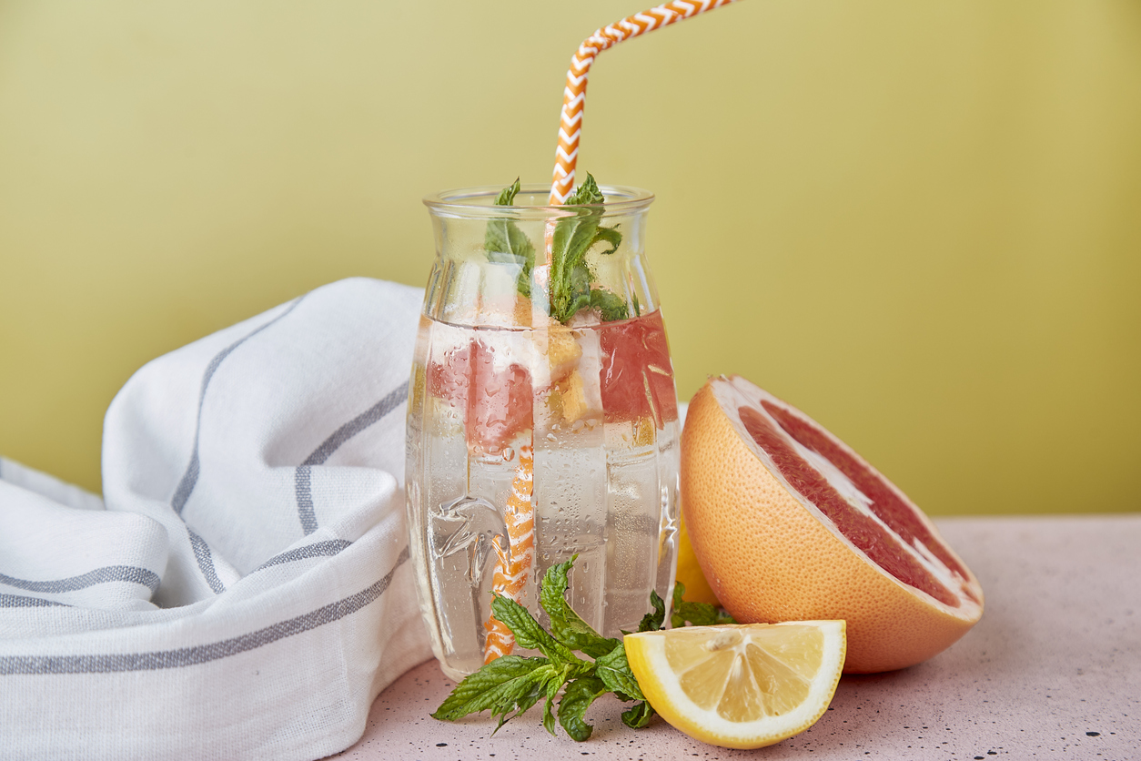 Detoxifierea apei vitaminizate. Cocktail-uri proaspete estetice cu citrice.