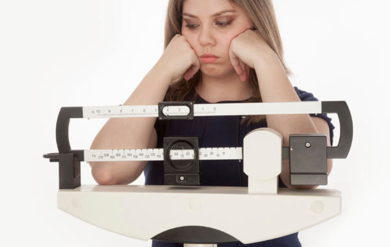 femeie in fata cantarului, suparata