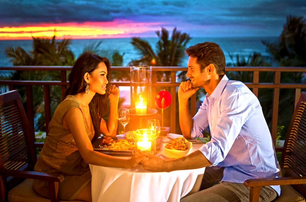 tineri indragostiti la restaurant