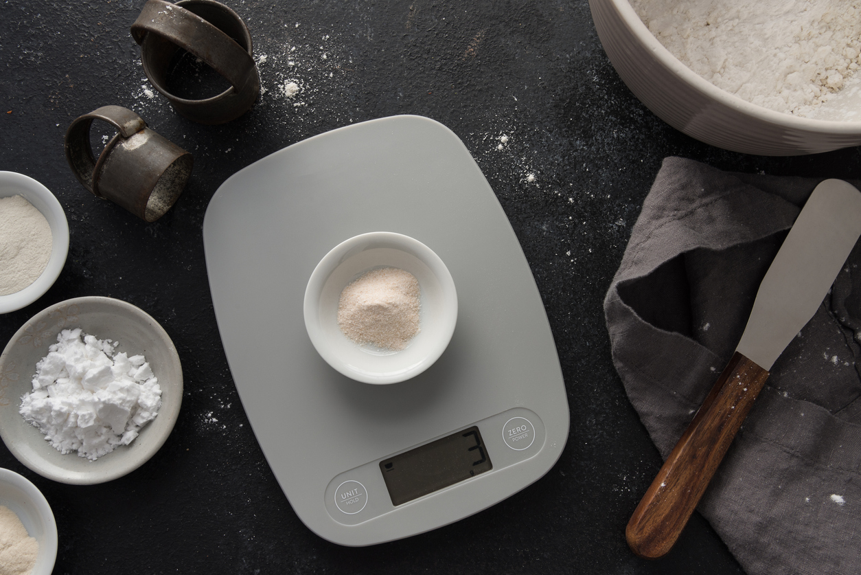 Pectina Pulbere cântărita pe o scară digitală