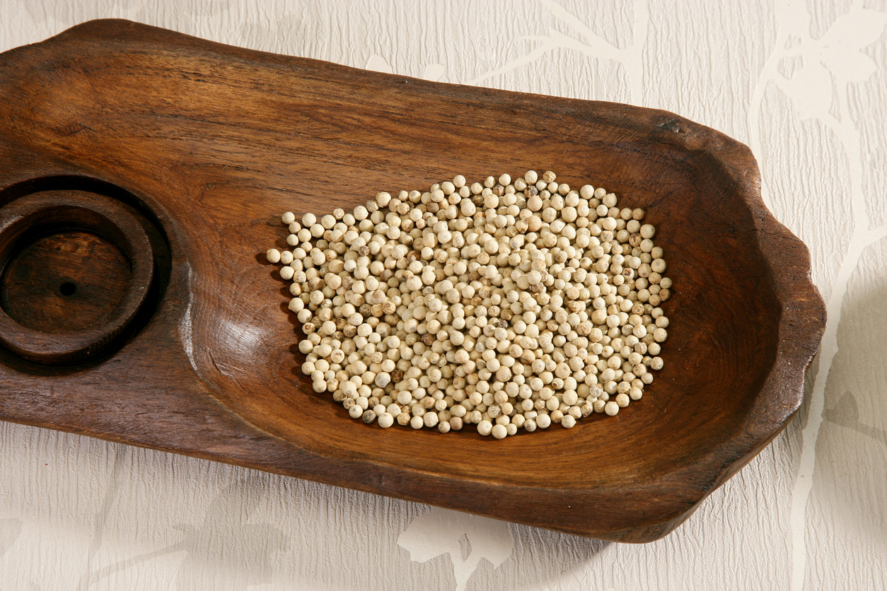 piper alb boabe intr-un platou de lemn