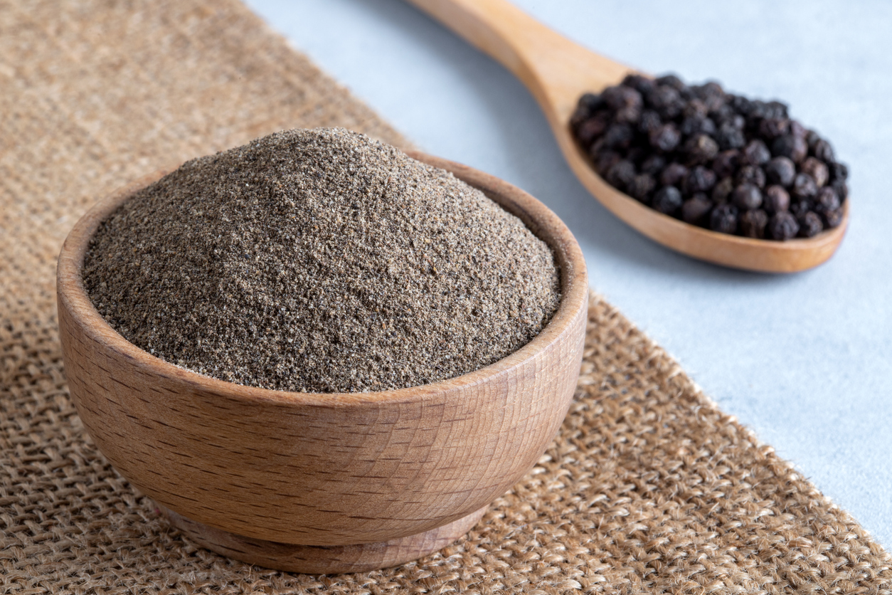 castron cu boabe de piper negru si piper negru macinat