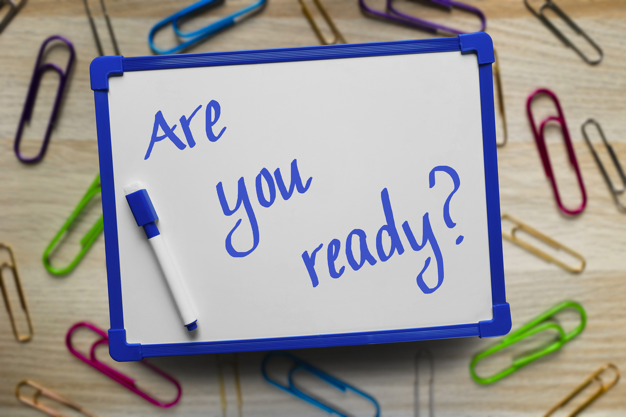 Text scris de mână în tablă albă: are you ready?