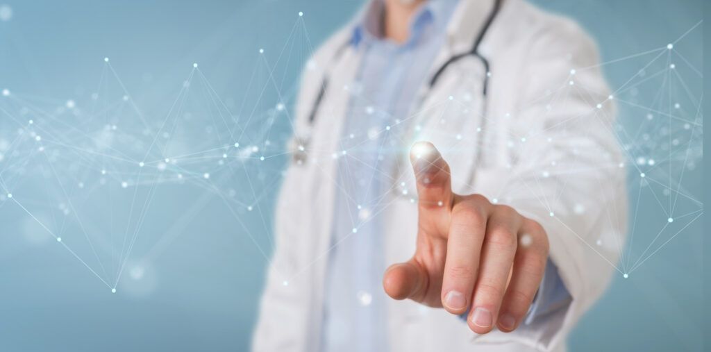 doctor care arata catre o holograma